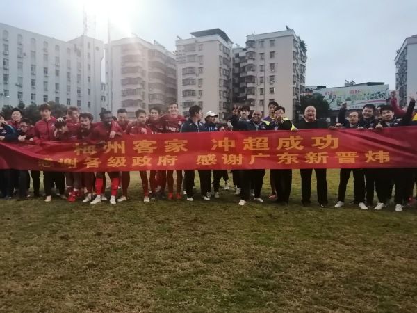 平易近国年间，花钱捐得县长的马邦德（葛优 饰）携妻（刘嘉玲 饰）及侍从走顿时任。路过南国某地，遭劫匪张麻子（姜文 饰）一伙伏击，侍从尽死，只夫妻二人侥幸活命。马为保命，谎称本身是县长的汤 师爷。为汤师爷许下的财富所动，张麻子摇身一转变身县长，带着手下赶赴鹅城上任。有道是天高天子远，鹅城地处荒僻，一方霸主黄四郎（周润发 饰）只手遮天，全然不将这个新来的县长放在眼里。张麻子痛打了黄的武教头（姜武 饰），黄则设计害死张的义子小六（张默 饰）。本来只想赚钱的马邦德，怎样也想不到竟会被卷进这场匪贼和恶霸的角力当中。